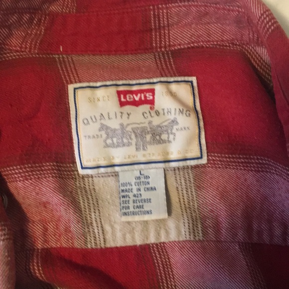 Levi’s flannel - Picture 2 of 3